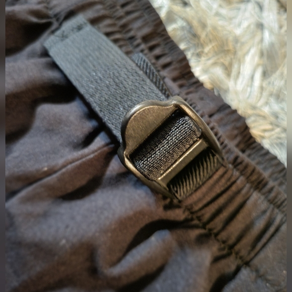 Brooks for Women~Belted & Lined Run, Hike or Water Short w/Rear Mesh Pocket in L - Picture 4 of 7